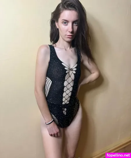 00 Holly 00 Main Profile Photo