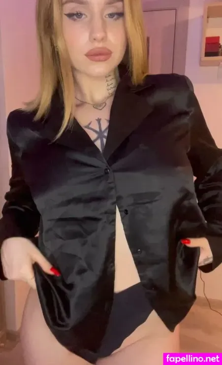 Adelepeach OnlyFans Thumbnail #1PcMZvshM1