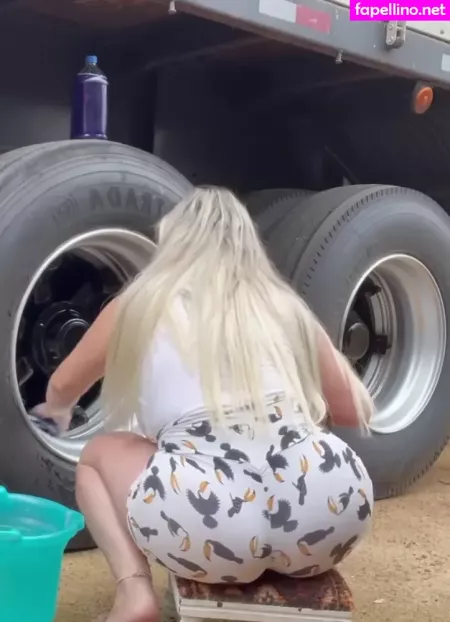 Aline Fuchter Ouriques OnlyFans Thumbnail #KfBwyw6CCB