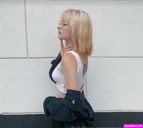 Amelie Bloom OnlyFans Thumbnail #8Cti6FKbCz