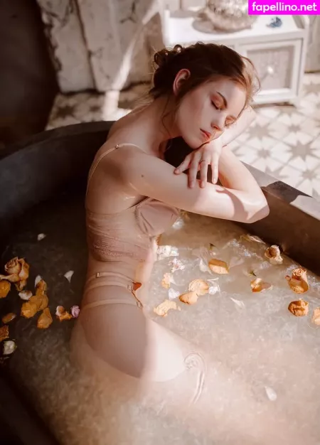 Anastasia Ditmar OnlyFans Thumbnail #FOL9cqrnMf