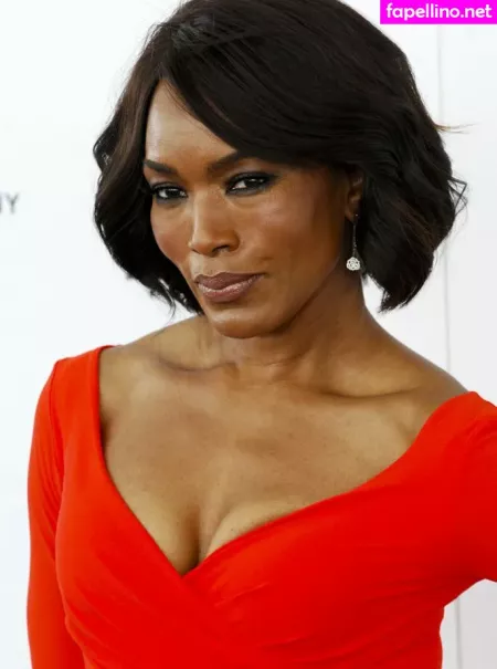 Angela Bassett photo
