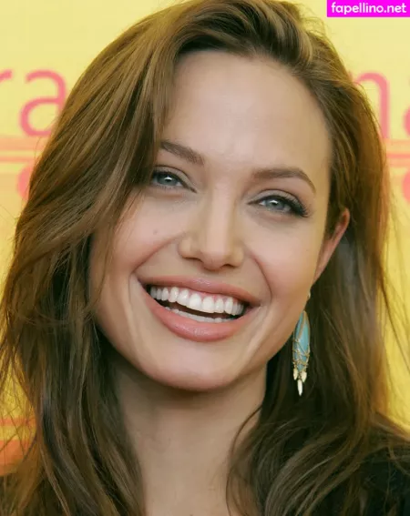 Angelina Jolie OnlyFans Thumbnail #6hRPdat1hx