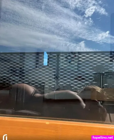 Apoline Perret OnlyFans Thumbnail #8yslJRpv36