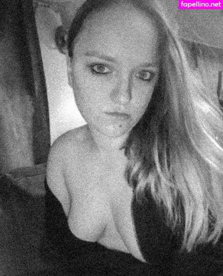 Aprilrose1992 OnlyFans Thumbnail #erQuvLngeH