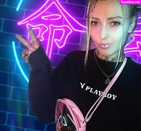 Backpacker Billie OnlyFans Thumbnail #0CjvzaifKl