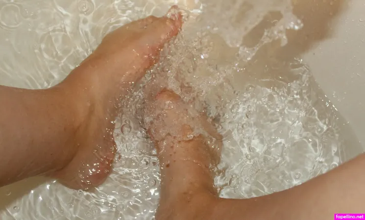 Barefoot Babe02 OnlyFans Thumbnail #C7N9oWlolW
