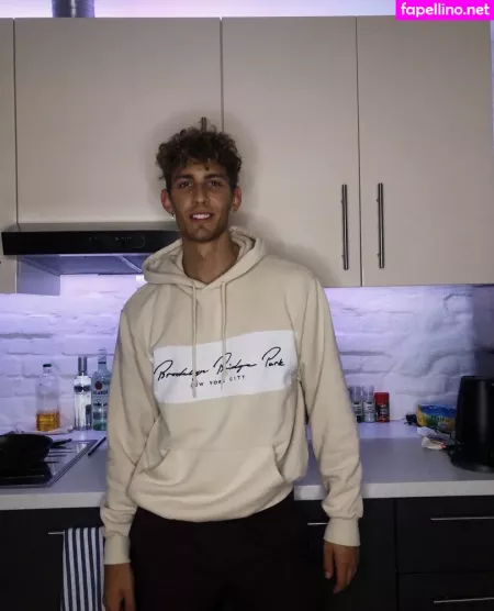 Battyboyfree OnlyFans Thumbnail #zMBZgvJIw1
