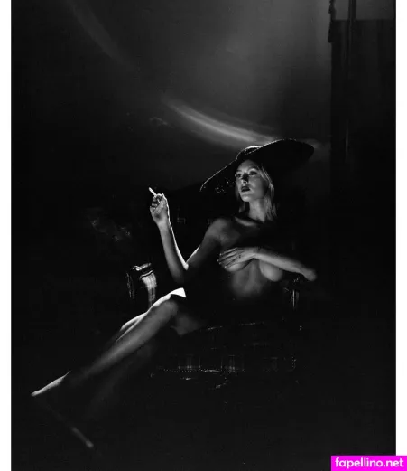 Bella White 1 OnlyFans Thumbnail #0QbUd98n8I