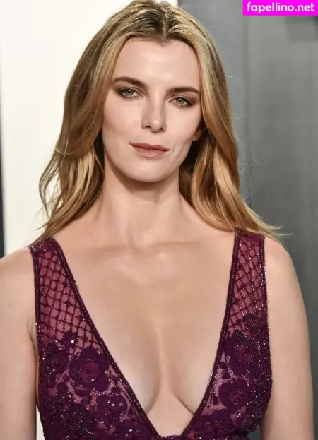 Betty Gilpin OnlyFans Thumbnail #1zUXn9Eu00