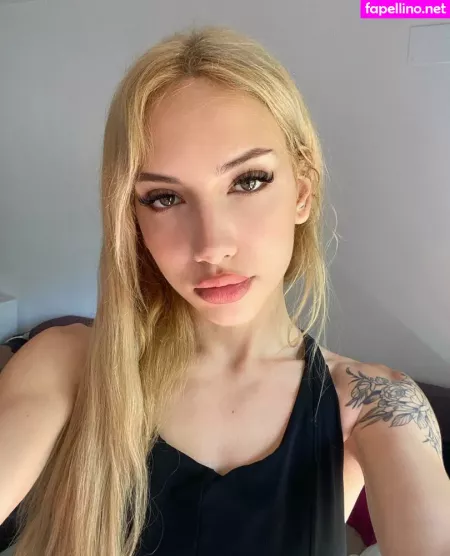 Blonde Sophie2 OnlyFans Thumbnail #GuUkUtj3a7