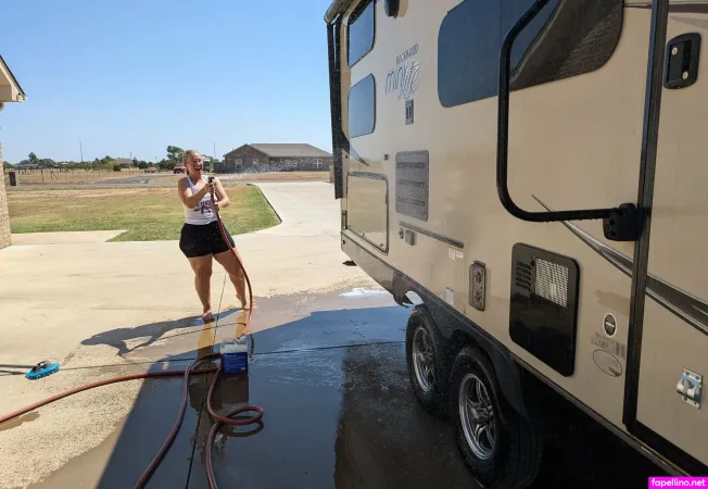 Bras And Hooks OnlyFans Thumbnail #8RlQiolEWO