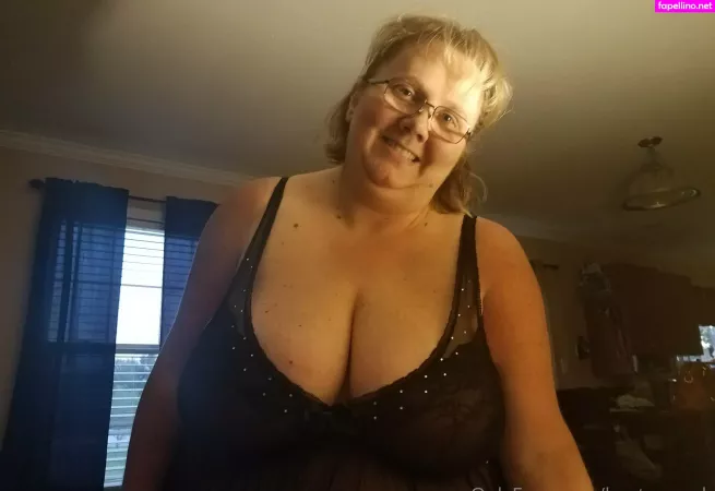 Bustywench OnlyFans Thumbnail #OsscSsox5V