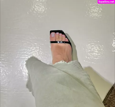Caliupe Feet OnlyFans Thumbnail #K7cgbKLY4S