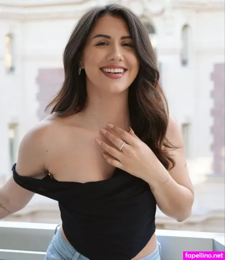 Caroline Ambrosini OnlyFans Thumbnail #XHoOOkYpCv