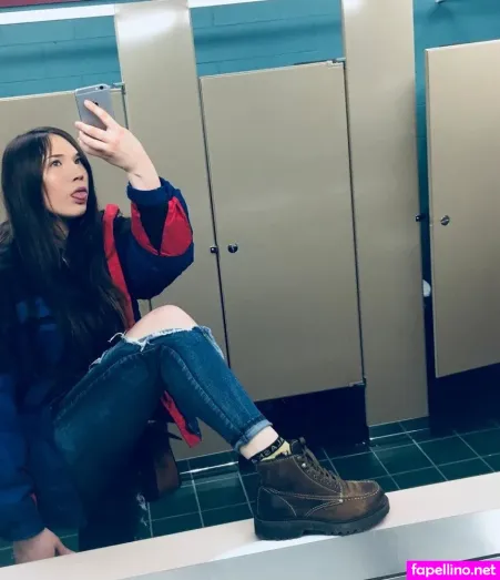 Caroline Kinney OnlyFans Thumbnail #49pCDVuo1M