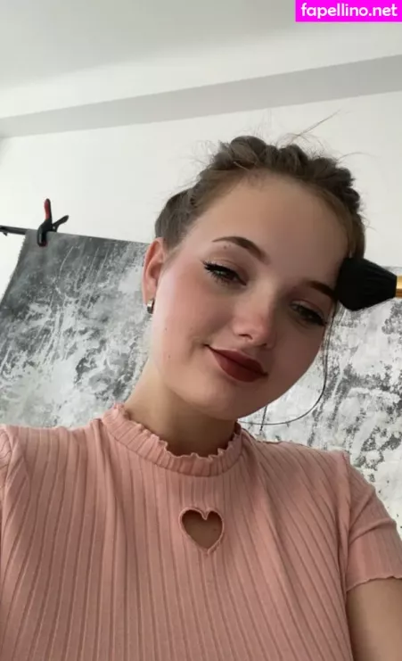 Caroline Moore OnlyFans Thumbnail #GexmH1Jy4V