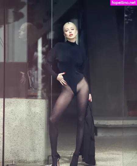 Caroline Vreeland OnlyFans Thumbnail #H9CdY8iUX2