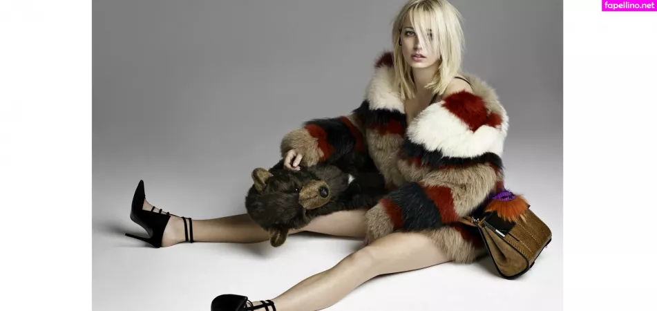 Caroline Vreeland OnlyFans Thumbnail #lCl3E4skFh
