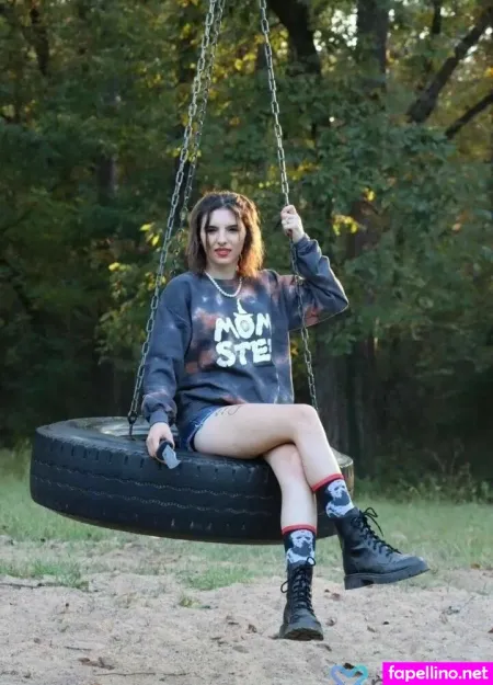 Chelsiedeville Main Profile Photo