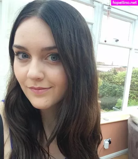 Chloe Louise Holt OnlyFans Thumbnail #V40Lhk28Yz