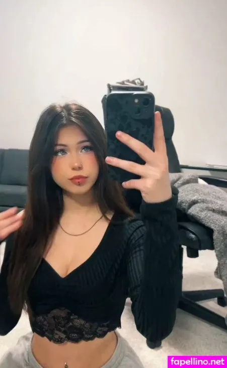 Chloe Oak Main Profile Photo