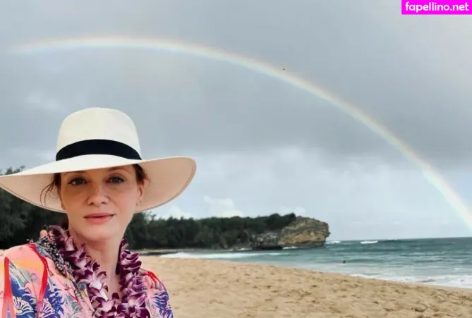 Christina Hendricks OnlyFans Thumbnail #Re8grACU3w