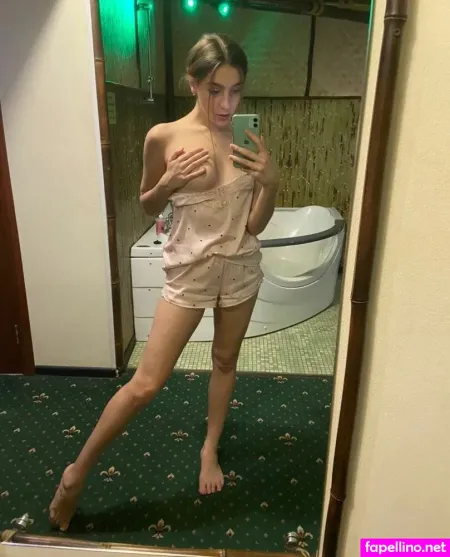 Christinaki OnlyFans Thumbnail #ComQwrsIe9