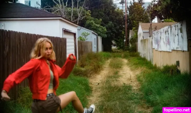 Claire Rosinkranz OnlyFans Thumbnail #KSyKpp8lB8