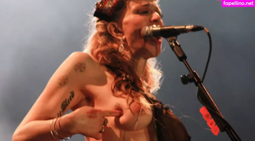Courtney Love OnlyFans Thumbnail #MAFoHoRkHq
