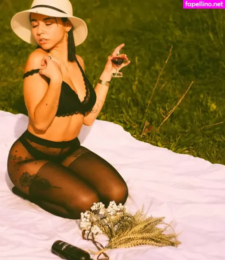 Crismaia97 OnlyFans Thumbnail #YE9GlKxM4b