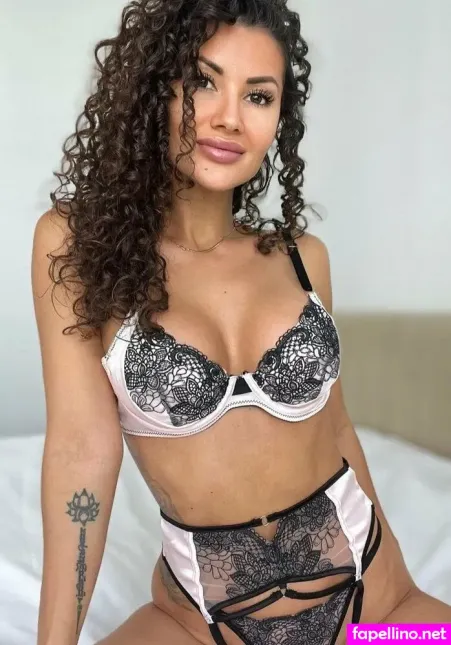 Curly Amelia photo
