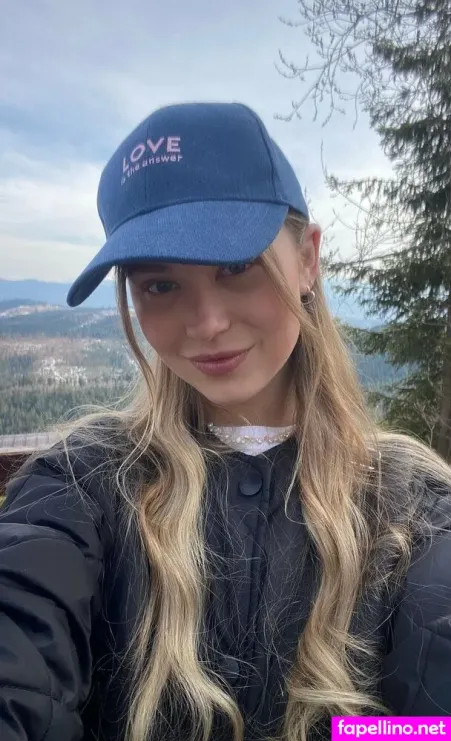 Cute Blonde Evy Main Profile Photo