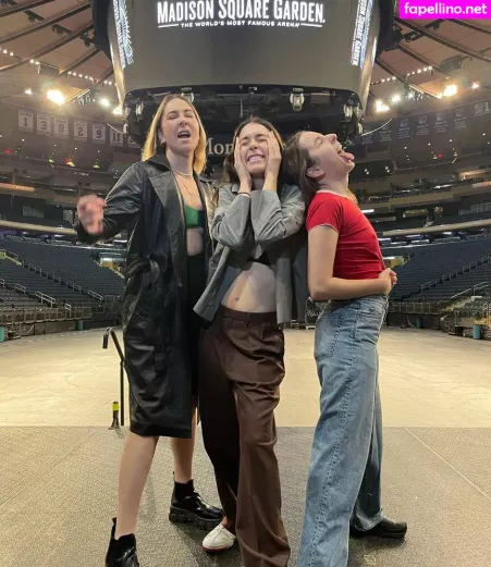 Danielle Haim OnlyFans Thumbnail #b6gxR5HAPM