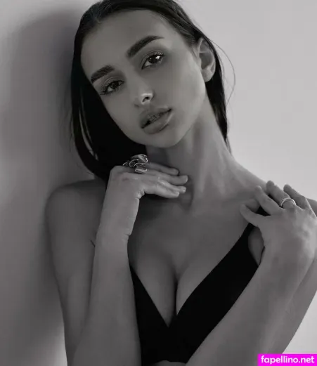Dari Vladymyrova OnlyFans Thumbnail #8OAwFCwX9z