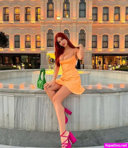 Demet Ztrk Main Profile Photo