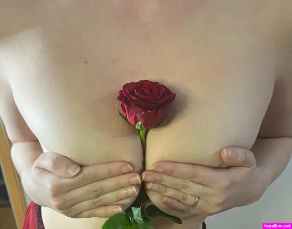 Diekleinelaura OnlyFans Thumbnail #UVnSnCksIz