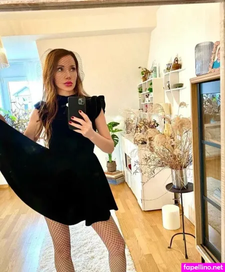 Elenaroseyourewife OnlyFans Thumbnail #9Ezw1Ag5gC