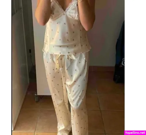 Elizabeth Alker OnlyFans Thumbnail #s6WjmXMtDG