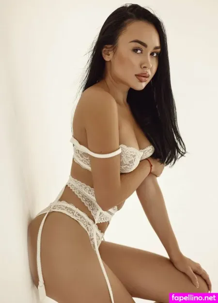 Elizabeth Fox OnlyFans Thumbnail #L7eMm4byIC