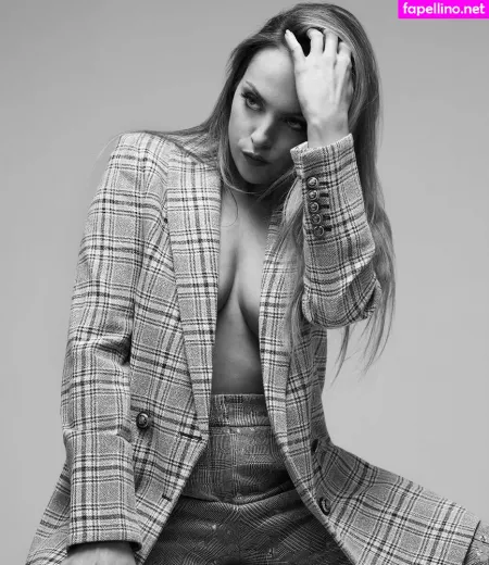 Elizabeth Gillies OnlyFans Thumbnail #H0twJr3T6X
