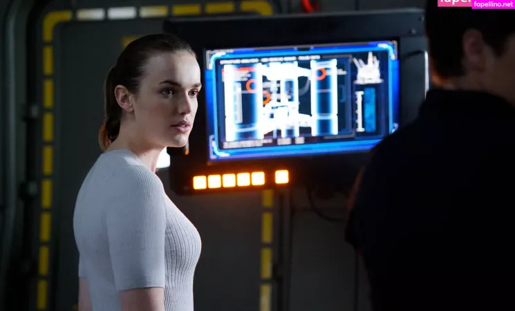 Elizabeth Henstridge OnlyFans Thumbnail #a7mi0yqric