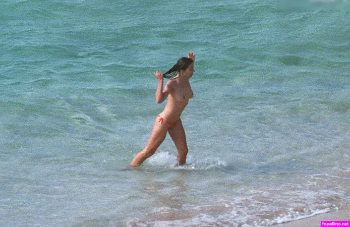 Elizabeth Jane Hurley OnlyFans Thumbnail #U17Huw4a4D