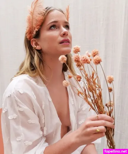 Elizabeth Lail OnlyFans Thumbnail #tihBHma12r