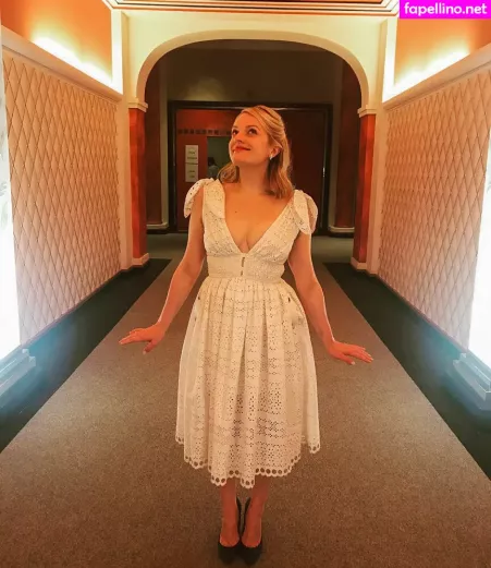 Elizabeth Moss OnlyFans Thumbnail #2HTL9xSVRv