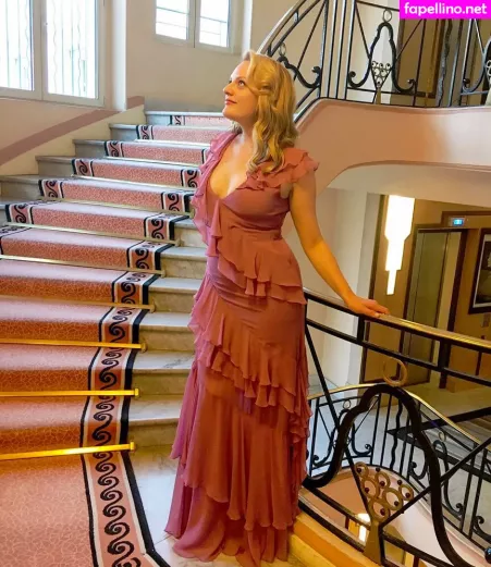 Elizabeth Moss OnlyFans Thumbnail #3sqJgkNRw6