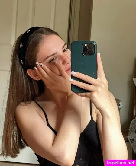 Elizabeth Osi OnlyFans Thumbnail #emEKQmsamJ