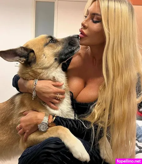 Elizabeth Queen 1 OnlyFans Thumbnail #VKM0IQzrYT