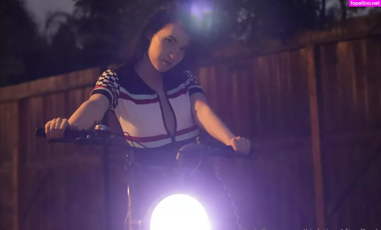 Elizabeth Reed OnlyFans Thumbnail #4LOObZhrjG