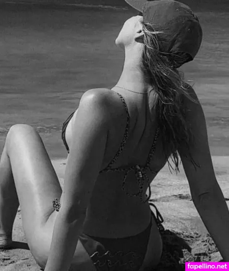 Elizabeth Weber OnlyFans Thumbnail #emkZwdJJXx